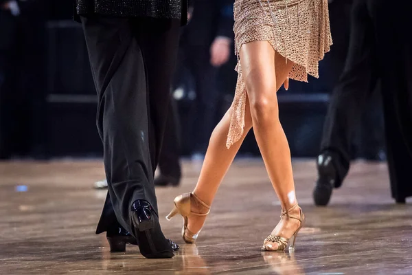 Пара Танцующих Латинских Танцев Танцполе — стоковое фото