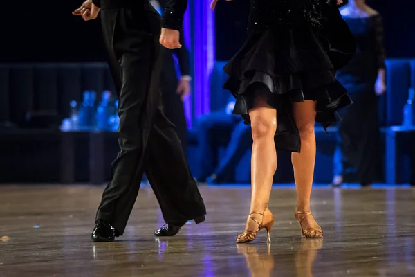 Paar Tanzt Lateintanz Auf Der Tanzfläche — Stockfoto
