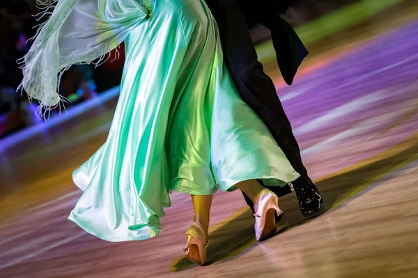 ダンスフロアで標準的なダンスを踊るカップル — ストック写真