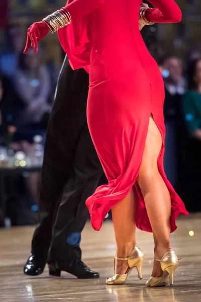 ダンスフロアでラテンダンスを踊るカップル — ストック写真