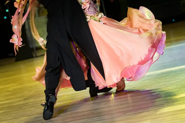 Pareja Bailando Baile Estándar Pista Baile —  Fotos de Stock