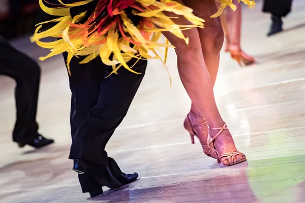 Ζευγάρι Που Χορεύουν Λατινικούς Χορούς Στην Πίστα — Φωτογραφία Αρχείου