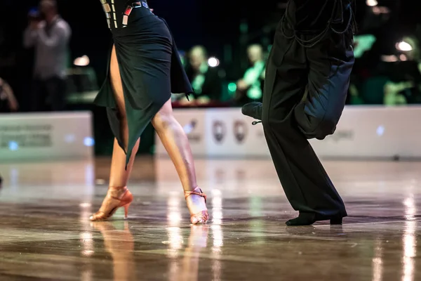 Красивые Женские Мужские Ноги Активных Бальных Танцах Помещении — стоковое фото