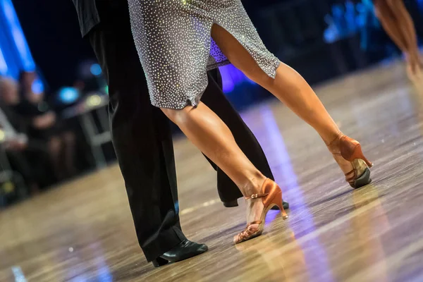 Pareja Bailando Baile Latino Pista Baile —  Fotos de Stock