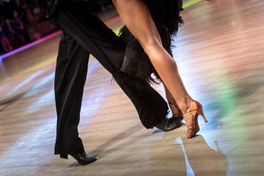 Dans pistinde dans eden çift