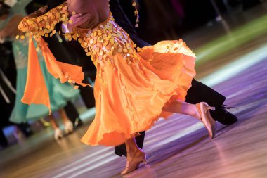 Dans pistinde dans eden çiftler.