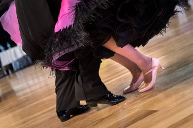 Dans pistinde dans eden çiftler.