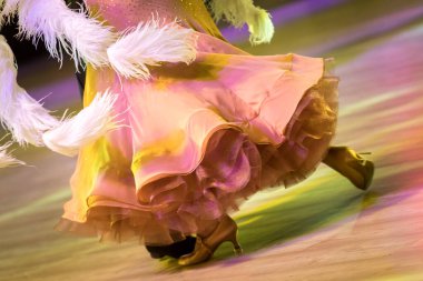 Dans pistinde dans eden çiftler.