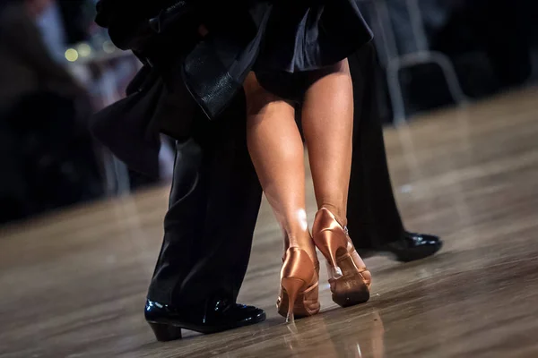 Coppia Ballare Latino Danza Sulla Pista Ballo — Foto Stock