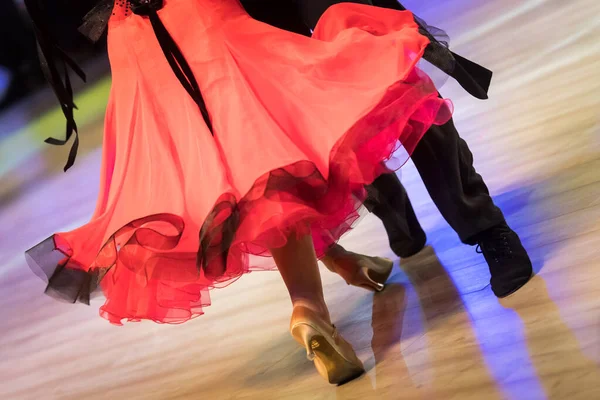 Pareja Bailando Baile Estándar Pista Baile —  Fotos de Stock