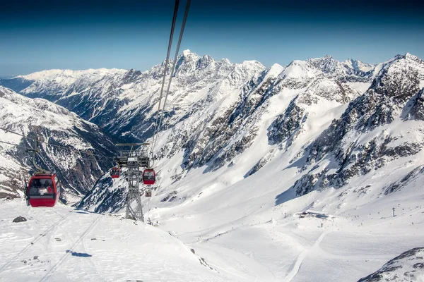 高い山でのスキーリフト — ストック写真