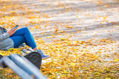 Bankta oturan genç bir kadın