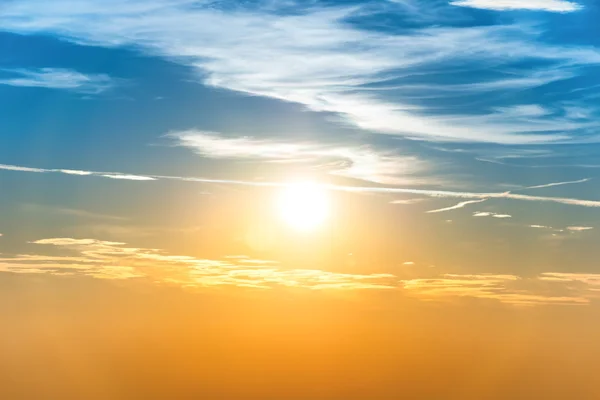 Zonsondergang in de hemel met wolken — Stockfoto