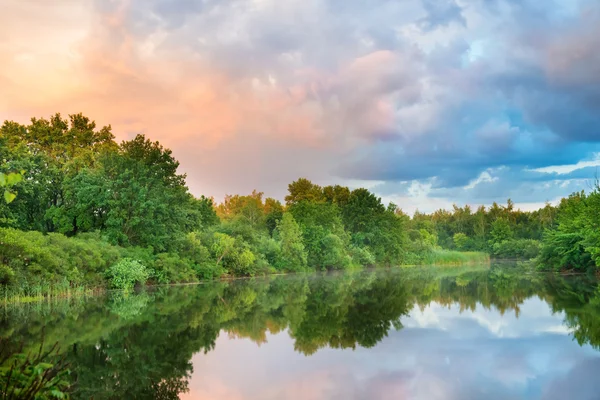 Puesta de sol en el lago con bosque —  Fotos de Stock