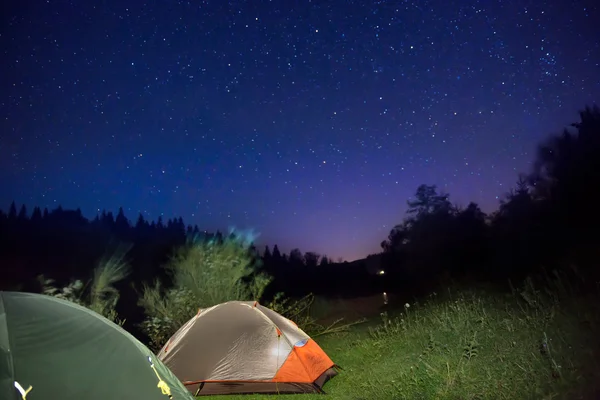 Duas tendas iluminadas nas montanhas — Fotografia de Stock