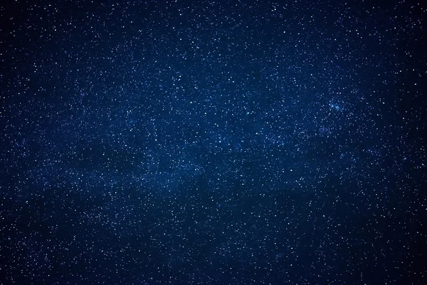 Modrá tmavá noční obloha s mnoha hvězdami — Stock fotografie