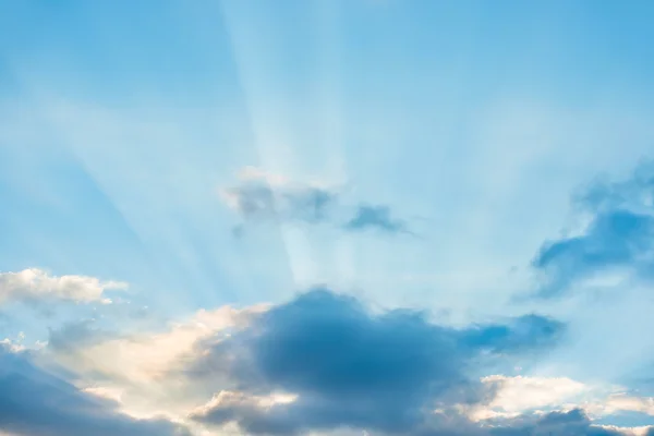 De stralen van de zon schijnt door wolk — Stockfoto