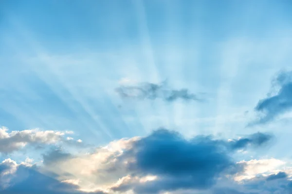 Rayons solaires brillants à travers les nuages — Photo