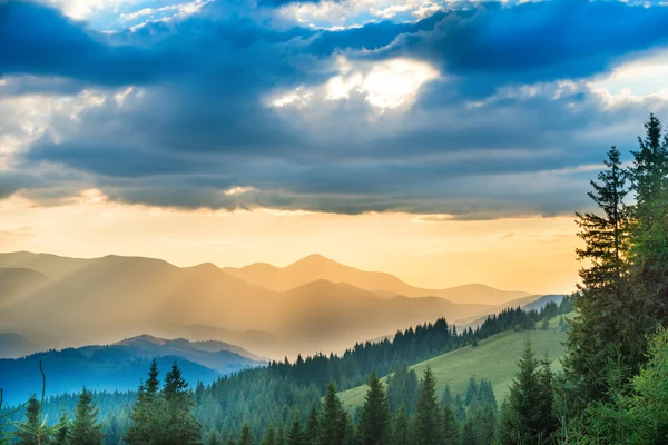 Magnifique coucher de soleil dans les montagnes — Photo