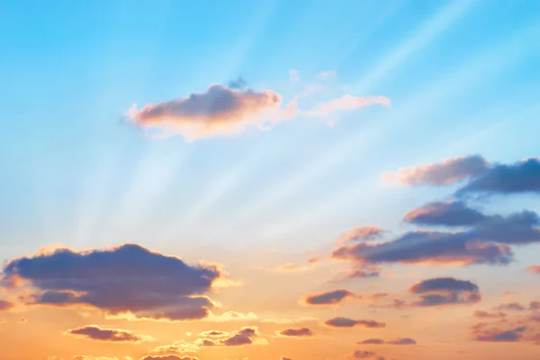 Bulutlar ile romantik günbatımı — Stok fotoğraf