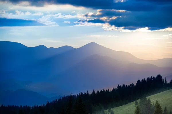 Landschaft mit blauen Bergen — Stockfoto