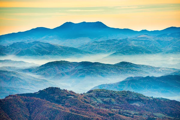 Gün batımında mavi dağlar — Stok fotoğraf