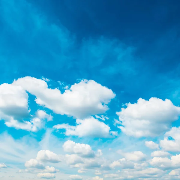 Белые пушистые облака на небе — стоковое фото