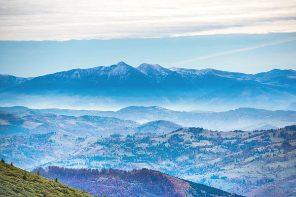 Gün batımında mavi dağlar — Stok fotoğraf