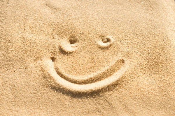 Sorriso segno disegno sulla spiaggia — Foto Stock