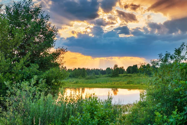 Bel tramonto sopra il lago — Foto Stock