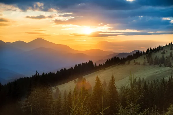 Schöner Sonnenuntergang in den Bergen — Stockfoto