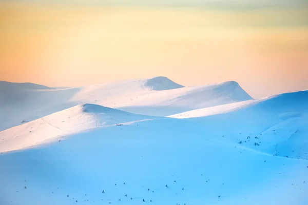 Coucher de soleil sur les collines avec neige — Photo