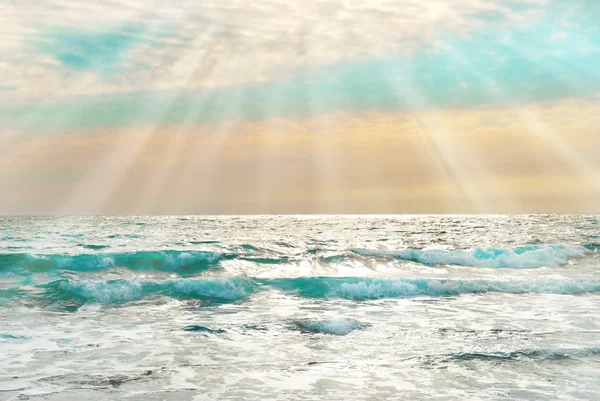 Puesta de sol en el mar azul con olas —  Fotos de Stock