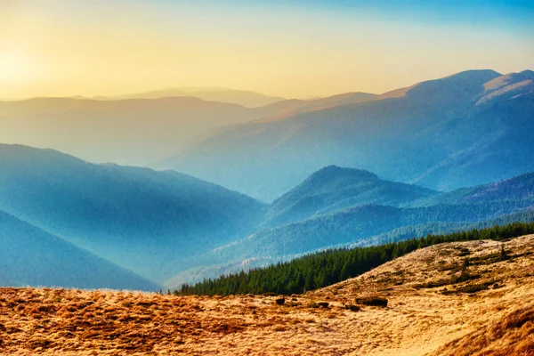 Coucher de soleil dans les montagnes et ciel orange — Photo