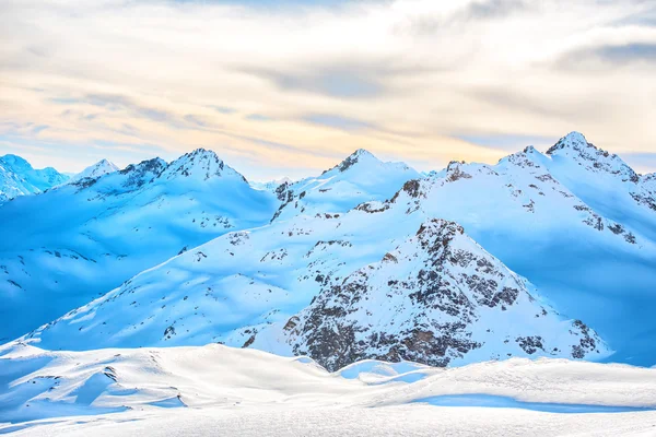 Bulutlar karlı blue mountains — Stok fotoğraf