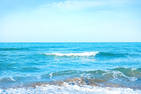 Golven op de blauwe zee — Stockfoto