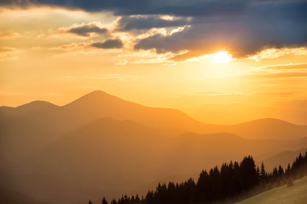 पर्वत सुंदर सूर्यास्त — स्टॉक फोटो, इमेज