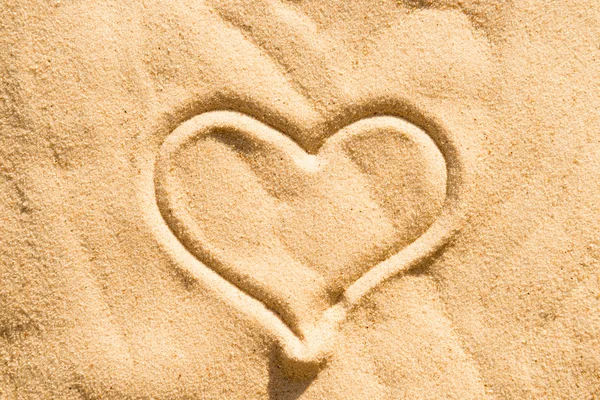 Heart sign drawing on the beach — Stock Photo, Image