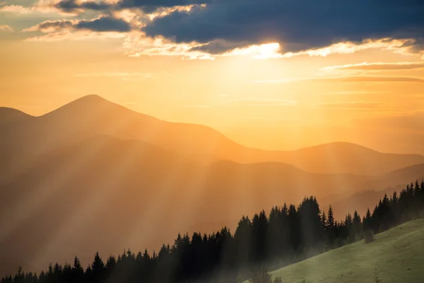 Hermoso atardecer en las montañas — Foto de Stock