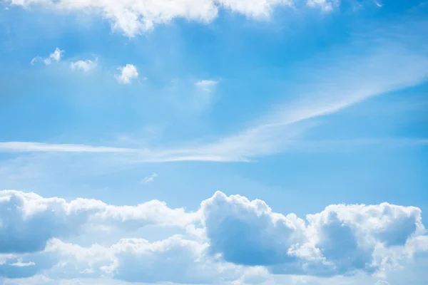 Fehér felhők és kék ég — Stock Fotó