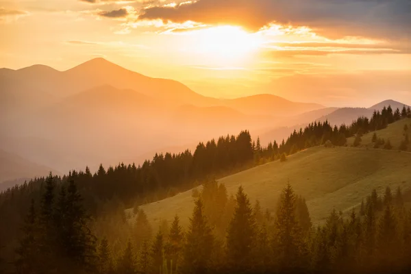 Hermoso atardecer en las montañas — Foto de Stock