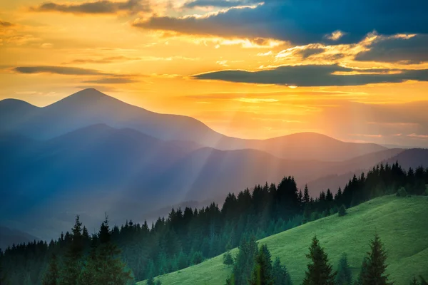 Hermoso atardecer en las montañas — Foto de Stock