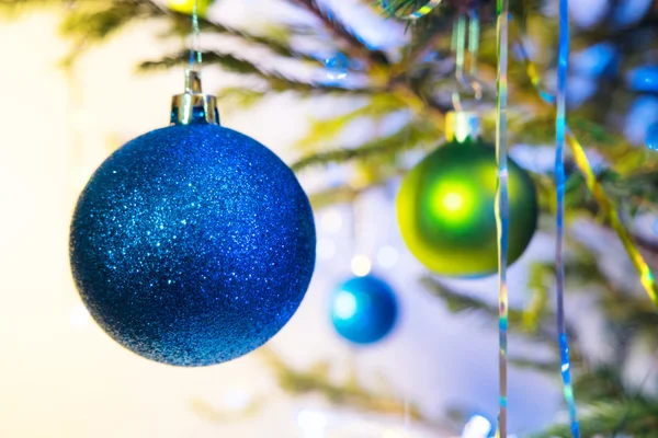 Palle di festa con albero di Natale — Foto Stock