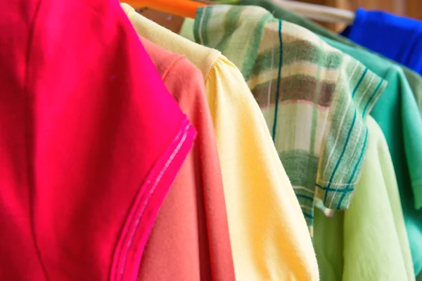Veel kleurrijke shirts — Stockfoto