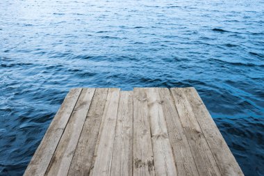 Boş ahşap platform ile mavi su
