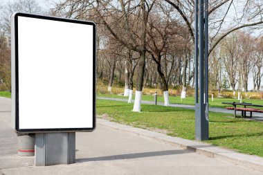 Boş billboard veya lightbox şehir sokak üzerinde