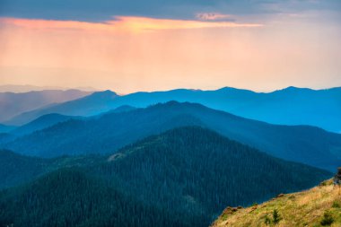 Tepeler ile dağlarda günbatımı
