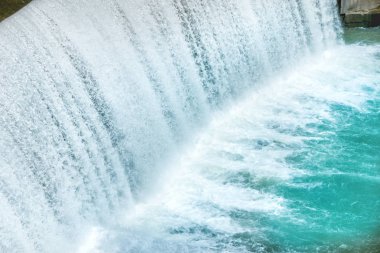 Şelale üzerinde büyük bir baraj