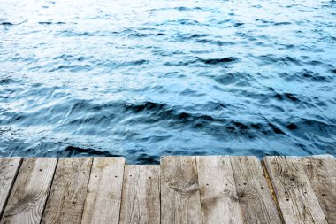 Boş ahşap platform ile mavi su