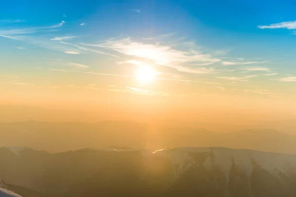 Puesta de sol sobre colinas y montañas — Foto de Stock